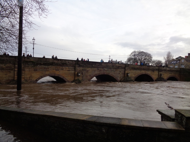 Wetherby_Bridge_during_the_December_2015_floods_(26th_December_2015)_001.jpg